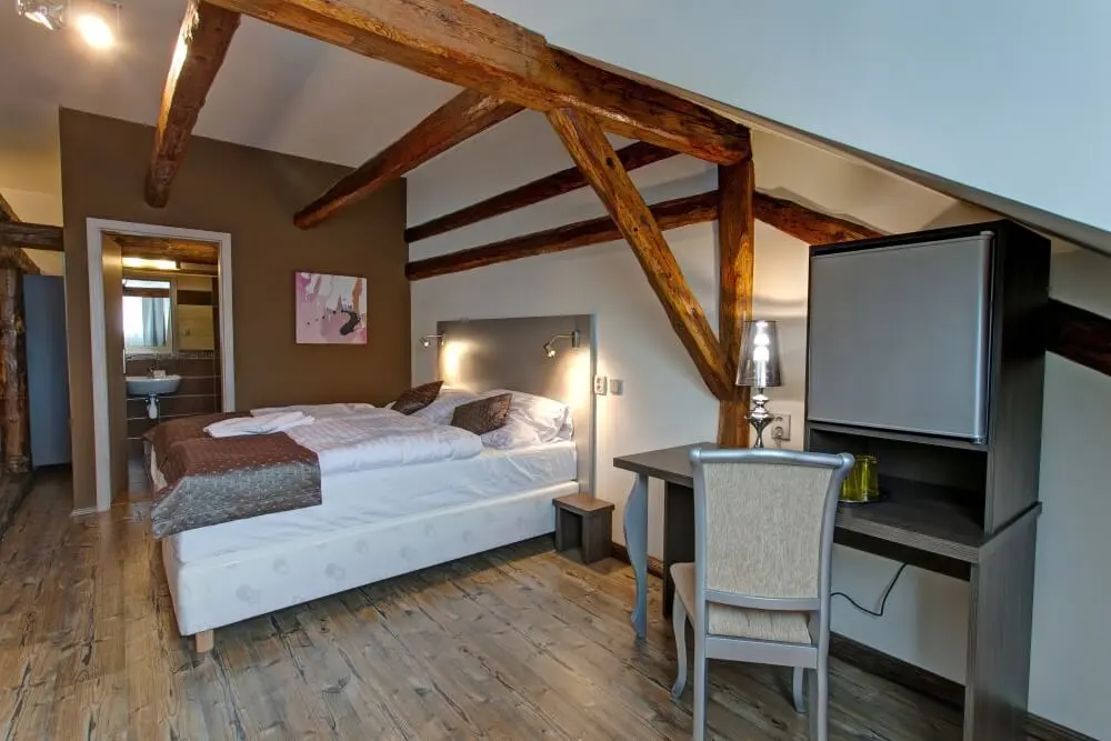 Hotel U Tří hrušek  je malý rodinný boutique hotel s jedinečnou atmosférou.